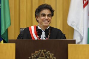 Existem juízes azuis e vermelhos na Justiça do Trabalho? O que mostram as decisões dos ministros