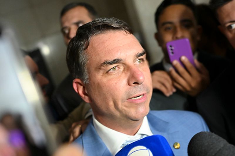 Flávio chega aos EUA sem confirmação de agenda com Trump