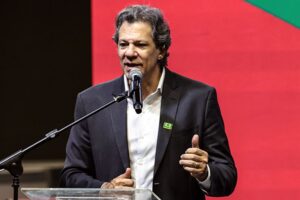 Haddad diz que só 'lavagem cerebral coletiva' explica empate de Lula e Flávio nas pesquisas