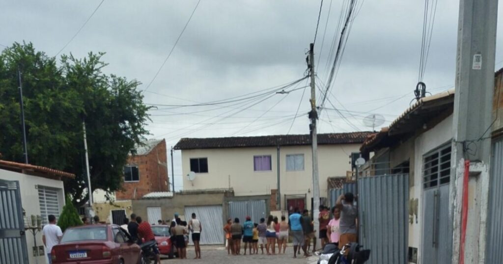 Homem de 34 anos morre a tiros e jovem de 18 anos fica ferida em ataque no Conjunto Habitacional Vila Jequié
