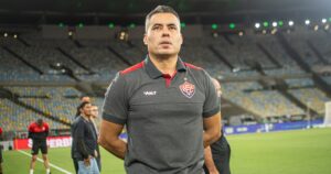 Jair Ventura ameniza Vitória ceder empate contra o Fluminense nos acréscimos: “Se perdesse, eu era ‘professor pardal’”