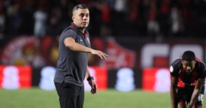Jair Ventura diz que torcida do Vitória “deve pensar grande” após classificação diante do Flamengo
