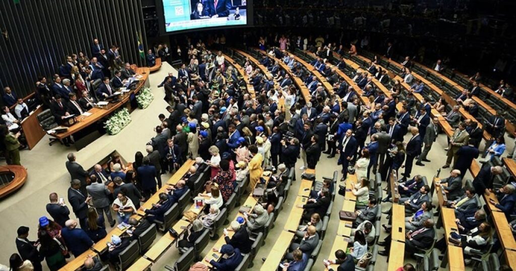 Levantamento aponta que maioria das votações no Congresso é feita de maneira simbólica e sem registros de voto