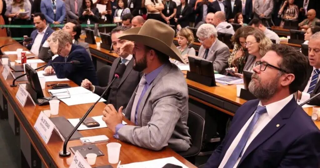 Marcel van Hattem, Zé Trovão e Pollon são punidos com suspensão de 60 dias por ocupação da Mesa Diretora