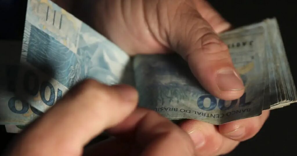 Mercado de trabalho aquecido gera recordes e rendimento médio dos brasileiros alcança R$ 3.367 em 2025