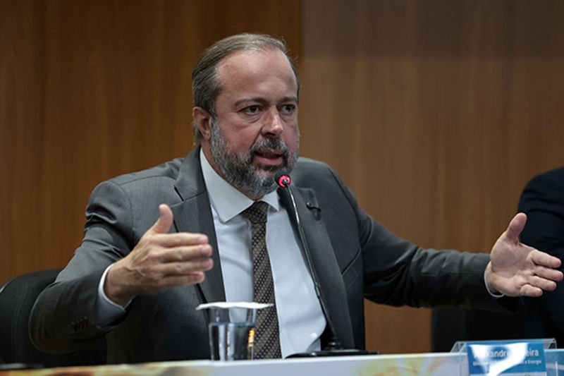 Ministério de Energia fica sem dinheiro para contas básicas e diz ter 2 servidores para Gás do Povo
