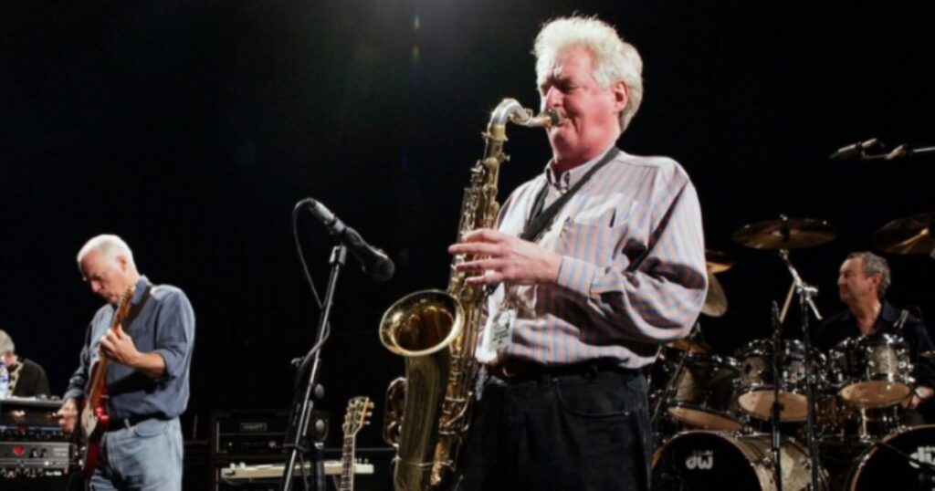 Morre Dick Parry, saxofonista histórico do Pink Floyd, aos 83 anos