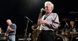 Morre Dick Parry, saxofonista histórico do Pink Floyd, aos 83 anos