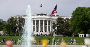 Morte de homem acusado de iniciar tiroteio na Casa Branca é confirmada e Trump agradece ao serviço secreto