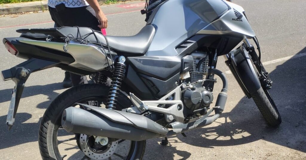Mulher é detida com moto roubada em Patamares