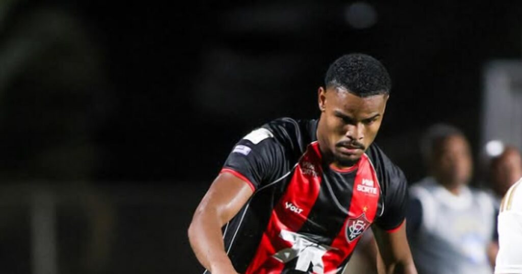 Nathan Mendes sofre lesão no joelho contra o ABC e vira preocupação no Vitória
