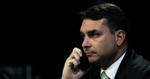 Novo marqueteiro assume pré-campanha de Flávio com missão de “recuperar a confiança” no candidato
