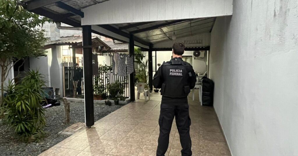 PF deflagra operação contra organização criminosa envolvida na fabricação de cigarros ilegais no interior baiano