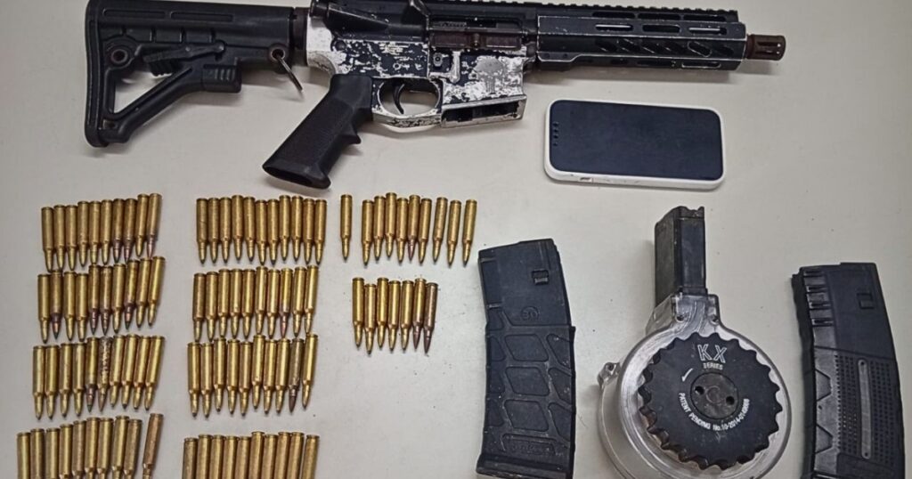 PM apreende fuzil e carregador tipo caracol durante operação em Cajazeiras