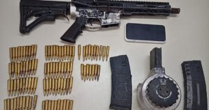 PM apreende fuzil e carregador tipo caracol durante operação em Cajazeiras