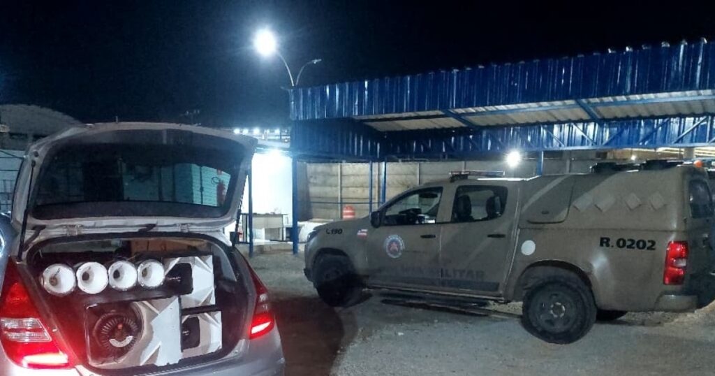 PM apreende veículo com equipamento de som do tipo paredão em Campinas de Pirajá