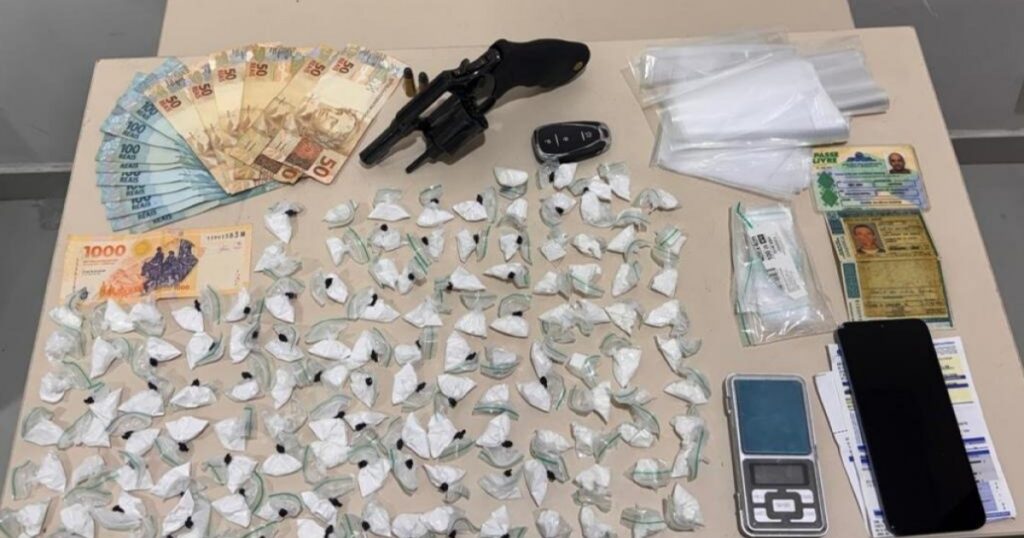 PM prende suspeito com arma e 129 porções de cocaína em Vitória da Conquista