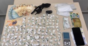 PM prende suspeito com arma e 129 porções de cocaína em Vitória da Conquista