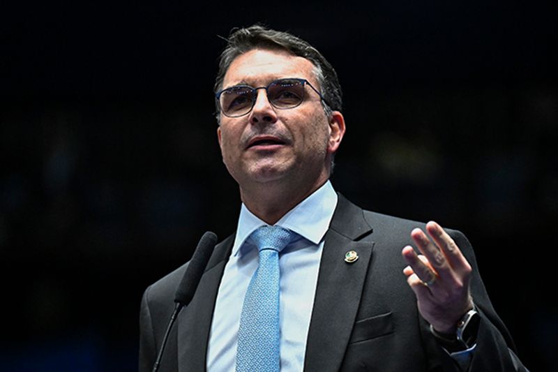 Para reforçar acusação de corrupção, campanha de Flávio vai chamar presidente de 'pai do Lulinha'
