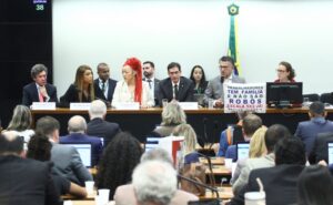 Pedido de vista adia votação da PEC do fim da escala 6×1 na comissão especial da Câmara