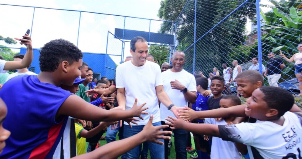 Prefeitura entrega arena esportiva com gramado sintético em Jaguaripe I, em Salvador