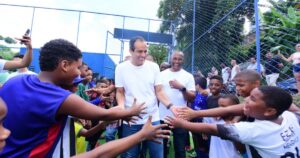 Prefeitura entrega arena esportiva com gramado sintético em Jaguaripe I, em Salvador