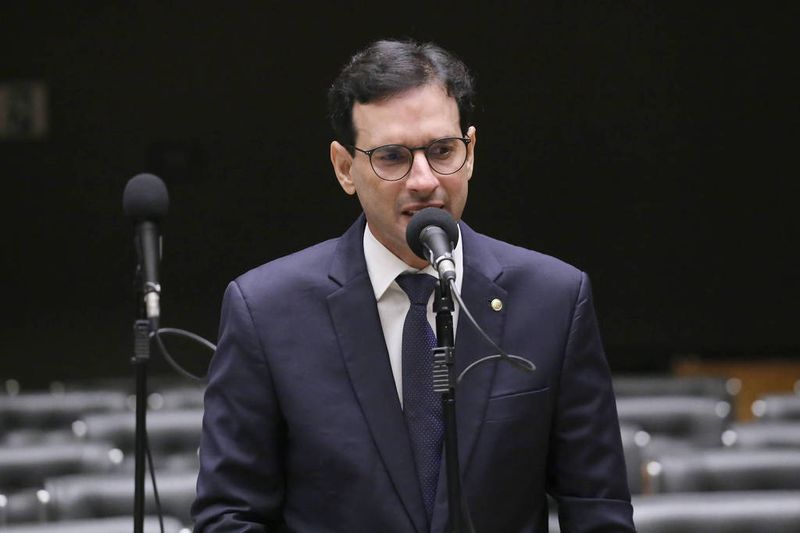 Relator da PEC 6x1 defende que quem receber acima de R$ 16 mil não tenha limite de jornada de trabalho