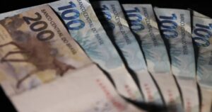 Renda média do brasileiro bate recorde e chega a R$ 3,3 mil em 2025