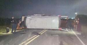 Van com integrantes de banda capota no interior baiano