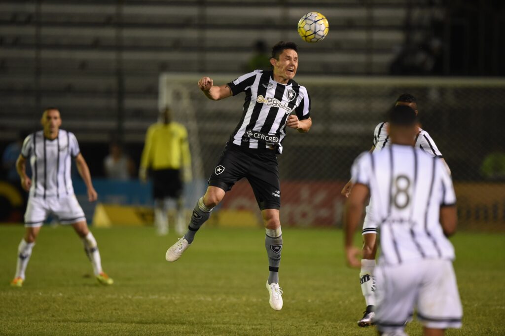 Estudo revela impacto imediato no cérebro após cabeceadas no futebol