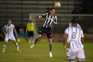 Estudo revela impacto imediato no cérebro após cabeceadas no futebol