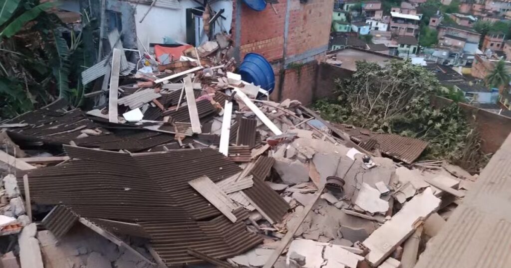 Imóvel desaba e criança de 9 anos fica soterrada em Pirajá