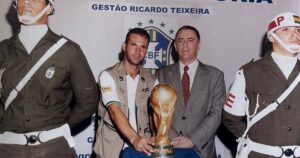 Fotos perdidas: conheça a história do jornalista baiano que tocou e registrou a taça do penta em Salvador