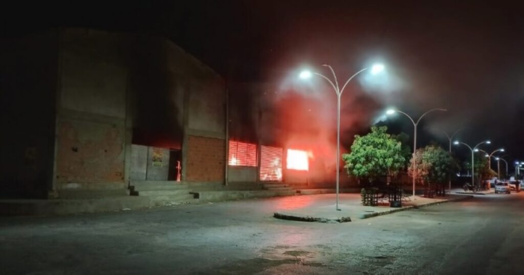 Incêndio destrói parte de mercado municipal de cidade do Oeste baiano