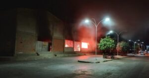 Incêndio destrói parte de mercado municipal de cidade do Oeste baiano