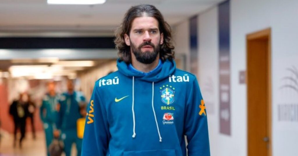 Alisson iguala Julio Cesar e entra no top 3 de goleiros do Brasil com mais jogos em Copas