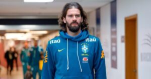 Alisson iguala Julio Cesar e entra no top 3 de goleiros do Brasil com mais jogos em Copas