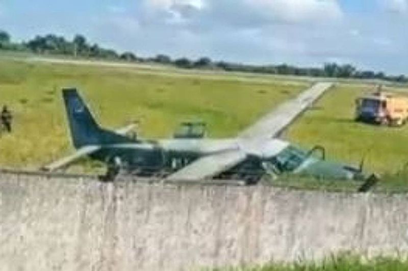 Avião da FAB sai da pista em Porto Seguro e fecha aeroporto por