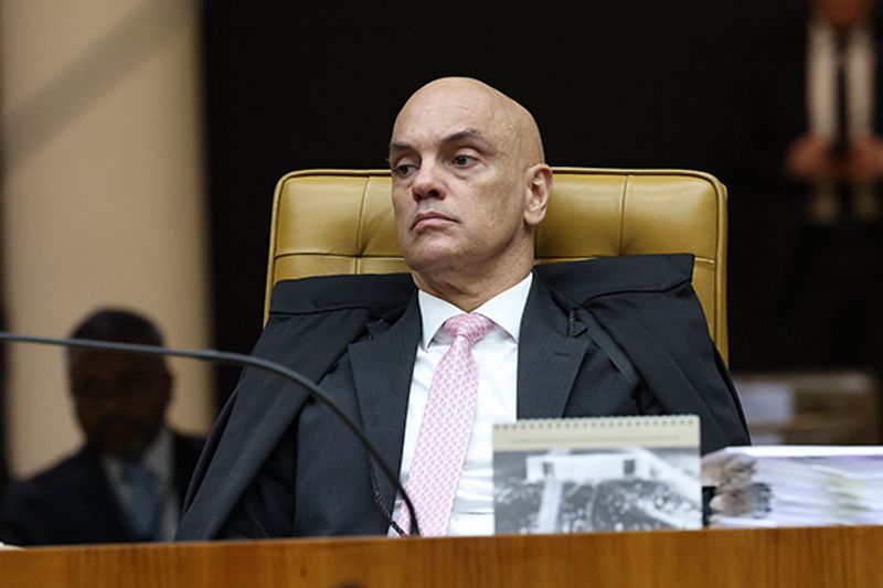 Bolsonaro pede que Moraes descarte falta grave por posse de arma e mantenha prisão domiciliar