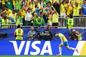 Brasil vira nos acréscimos contra o Japão e avança às oitavas
