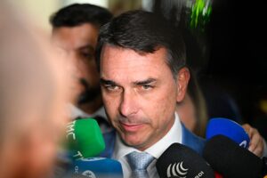 Campanha de Flávio quer cautela em resposta à ação da PF contra líder de Lula