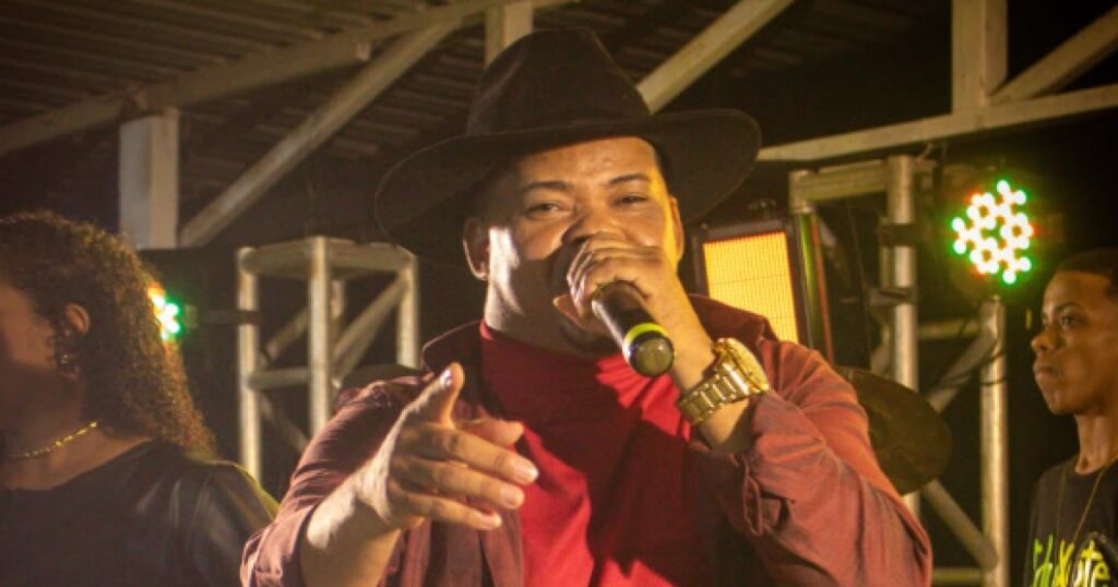 Cantor Edy Xote passa mal durante apresentação no Camaforró e show é interrompido