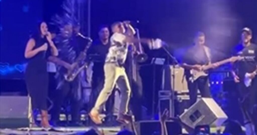 Cantor mirim Ruan Vaqueirinho é atingido por lata durante show na Bahia