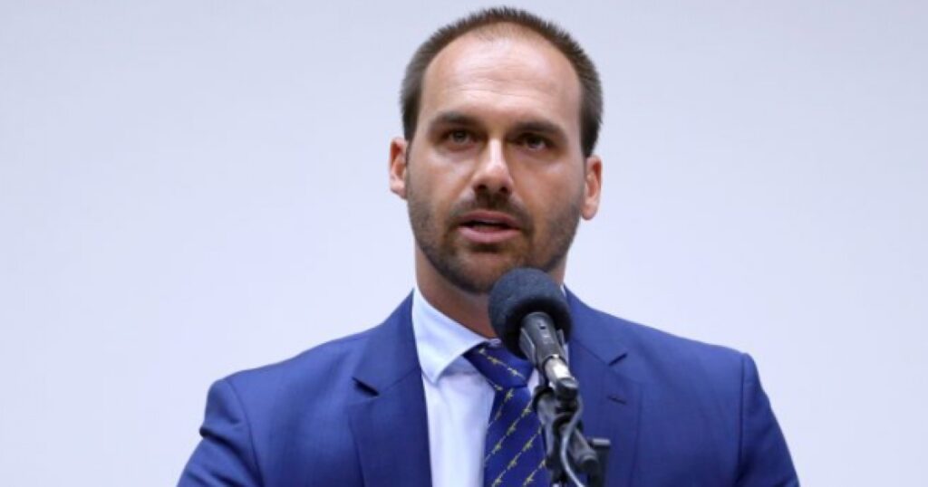 Eduardo Bolsonaro segue sem ordem de prisão no Brasil quatro dias após condenação