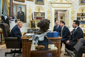 Em dia de mais tarifas ao Brasil, Trump posta foto junto a Flávio, um 'jovem esperto que ama seu país'