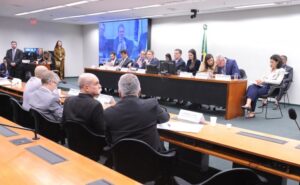Em vitória da oposição, CCJ aprova redução da maioridade penal para 16 anos