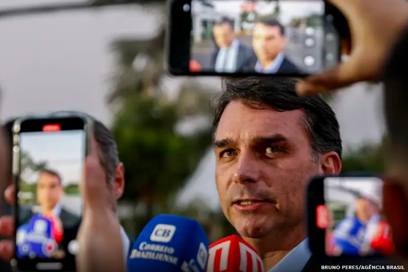 Flávio Bolsonaro diz que pediu a Trump para não taxar empresas brasileiras