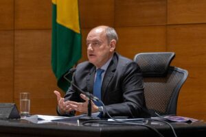 Governador interino do RJ admite ter assumido 'abacaxi' e promete demitir 6 mil não concursados