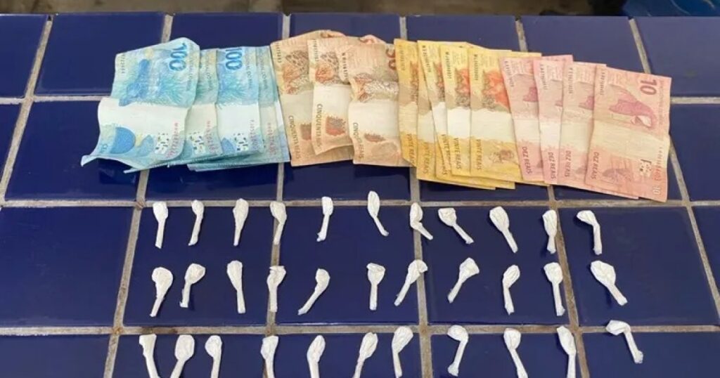 Homem é preso em Brumado após tentar jogar cocaína no chão