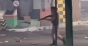 Homem fica ferido durante ação da PM para dispersar guerra de espadas na Bahia